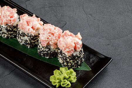 Ролл в шапке из тунца