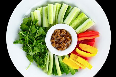 Ассорти из овощей и зелени с пикантным соусом
