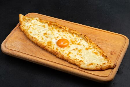 Пиде с сыром и яйцом