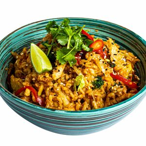 Вок Рис с курицей в соусе шрирача