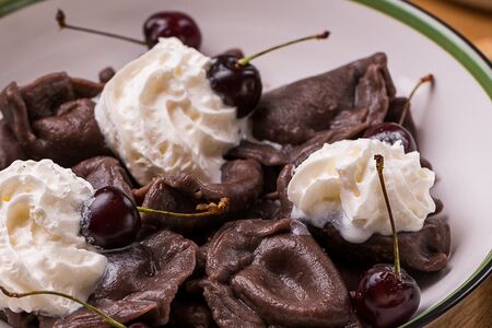 Замороженные шоколадные вареники с вишней (большая порция)