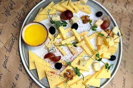 Сырное плато с медом и орехами