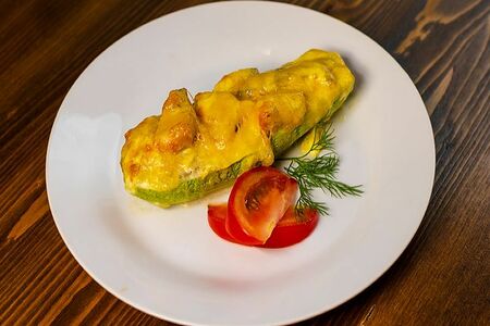 Кабачок, фаршированный курицей и грибами