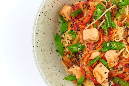 Яичная лапша с лососем