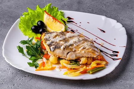 Судак на овощной подушке