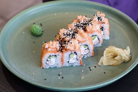 Ролл с креветкой в лососе