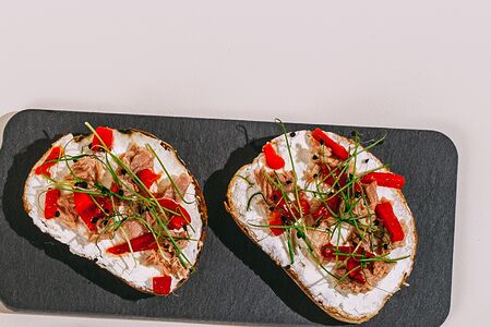 Брускетта с тунцом