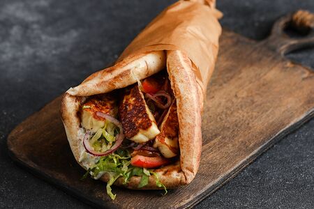 Гирос с халуми и бальзамиком