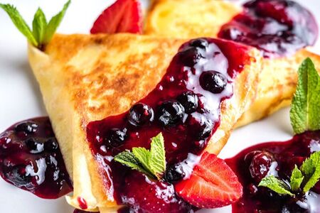 Блины с маскарпоне и ягодным соусом