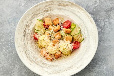 Теплый салат с курицей и пармезаном