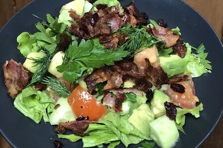 Салат с беконом, авокадо, свежими томатами, огурцами и зеленью