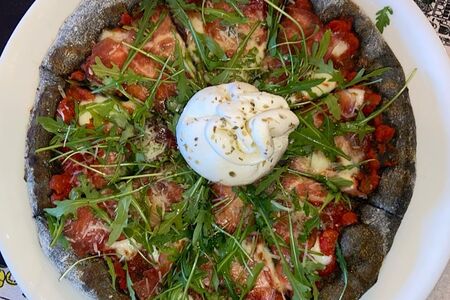 Пицца Prosciutto crudo con burrata 