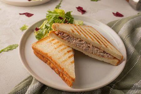 Сэндвич с тунцом