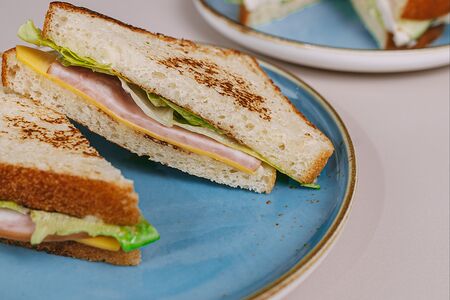 Сэндвич с ветчиной и сыром