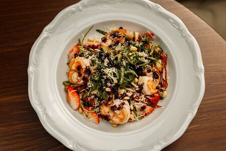 Салат с креветками, клубникой и рукколой