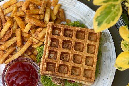 Венская вафля с курицей и картофелем фри