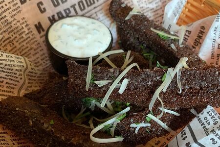 Чесночные гренки с сыром и белым соусом