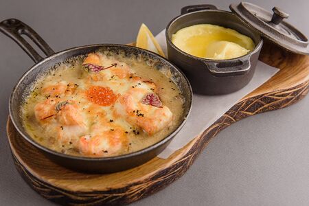 Окунь, запеченный с соусом бешамель на подушке из пассерованного лука с шампиньонами