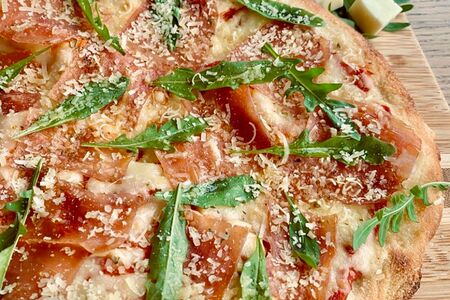 Римская пицца с пармой и пармезаном