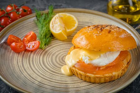 Яйцо Бенедикт с лососем