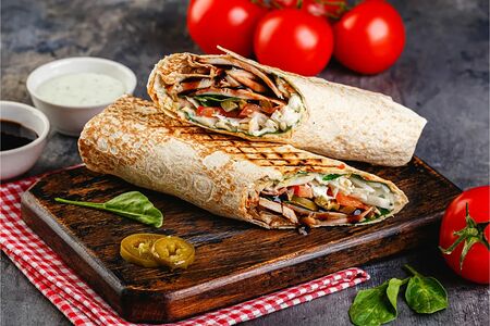 Шаурма в тандырном лаваше на углях