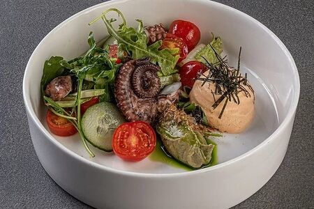 Салат с осьминогом