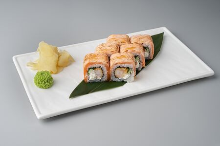 С опаленным лососем и креветкой темпура