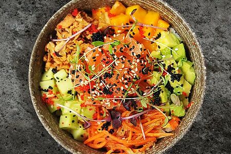 Поке с лососем, манго и авокадо