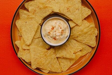 Начос со сметанно-чесночным соусом