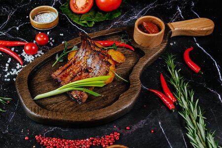 Рёбра с беби-картофелем и соусом барбекю