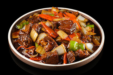 Говядина в соусе с овощами