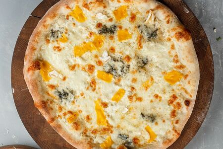 Пицца Кватро формаджи, четыре сыра на тонком тесте