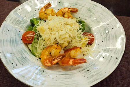 Салат Цезарь с креветками