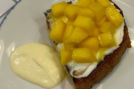 Френч тост с манго и соусом англез
