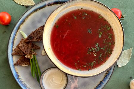 Борщ с телятиной и гренками