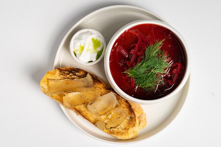 Борщ с говяжьей щекой и сметаной