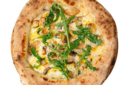 Пицца с грибами и домашними колбасой