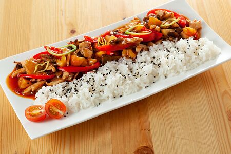 Соте из курицы с овощами и рисом по-азиатски