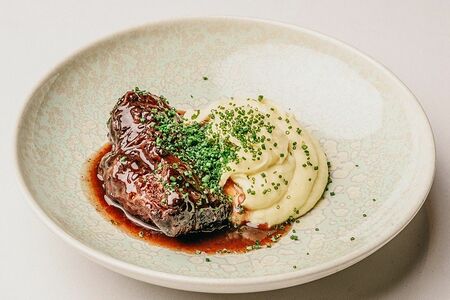 Телячьи щечки с картофельным пюре