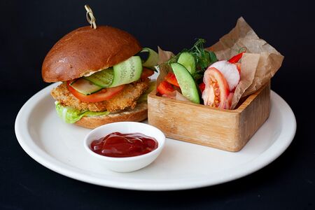 Чикен бургер с картофелем фри или свежими овощами