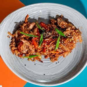 Wok со свининой в соусе тонкацу