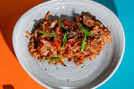 Wok со свининой в соусе тонкацу