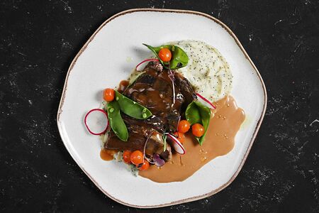 Телячьи щечки с маковым картофельным пюре