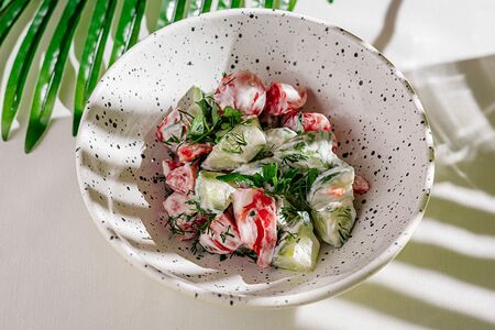 Овощной салат со сметаной и зеленью