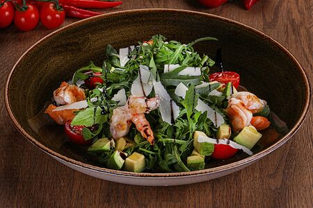 Салат с копчёным угрём, авокадо и креветками