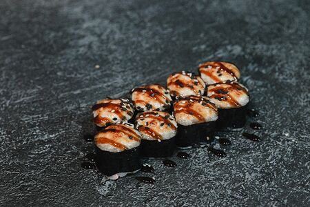 Классический запеченный ролл с угрём под чесночным соусом