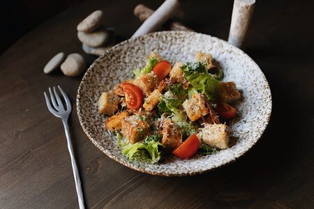 Салат Два Цезаря с курицей гриль