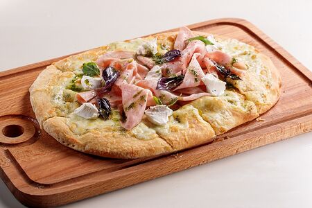Пицца с ветчиной и козьим сыром