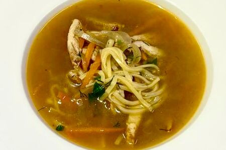 Консоме из курицы с домашней лапшой