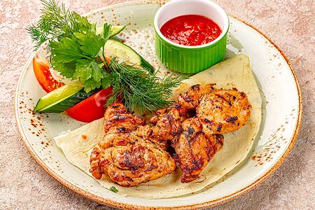 Барбекю из цыпленка со свежими овощами и аджикой
